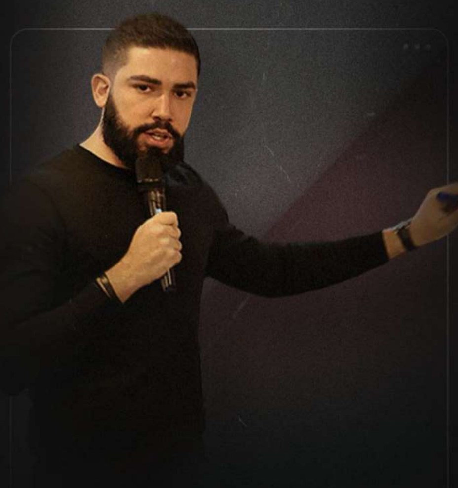 Mathews Azevedo apresentando ao vivo